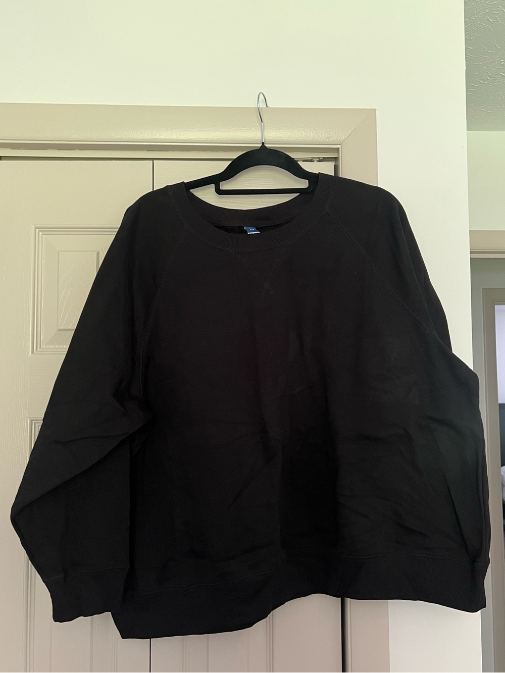 *NWT* Women’s Black Crewneck Sweater